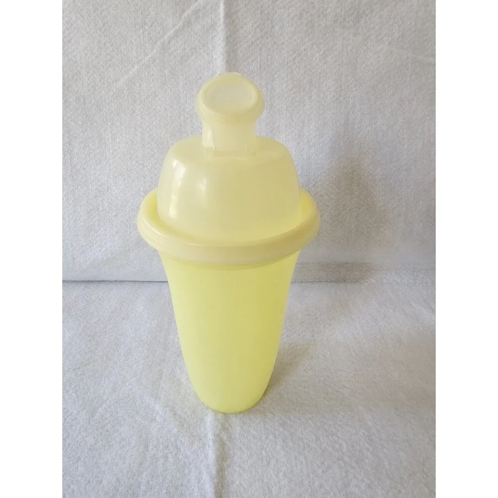 VTG Tupperware 844 Yellow Quick Shaker 16oz Gravy Drink Maker Mixer Blender